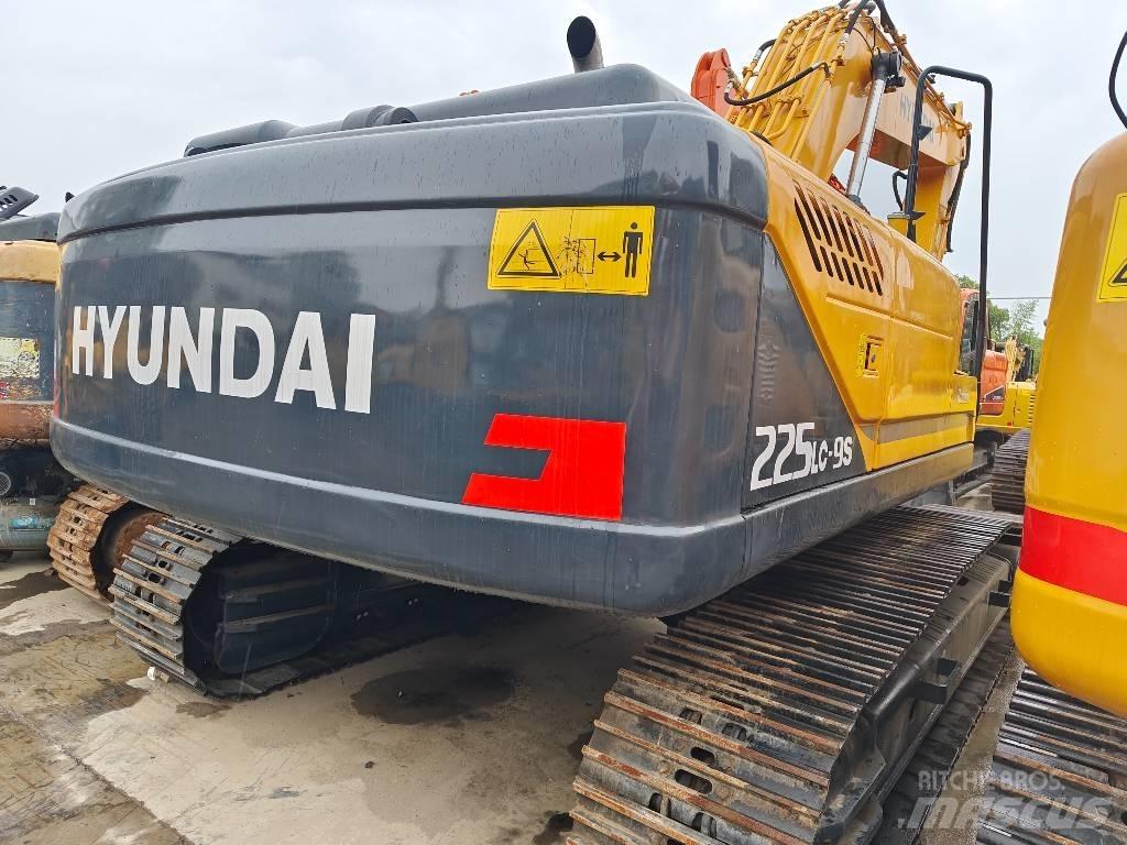 Hyundai R225LC-9S Pelle sur chenilles