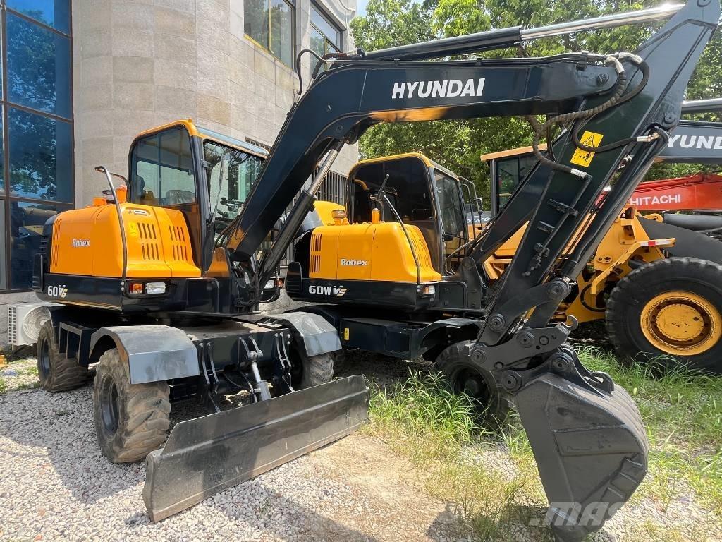 Hyundai R60W Pelle sur pneus