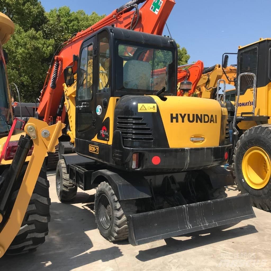 Hyundai 60 W Pelle sur pneus