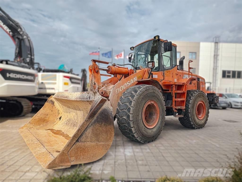 Doosan DL 300 Chargeuse sur pneus