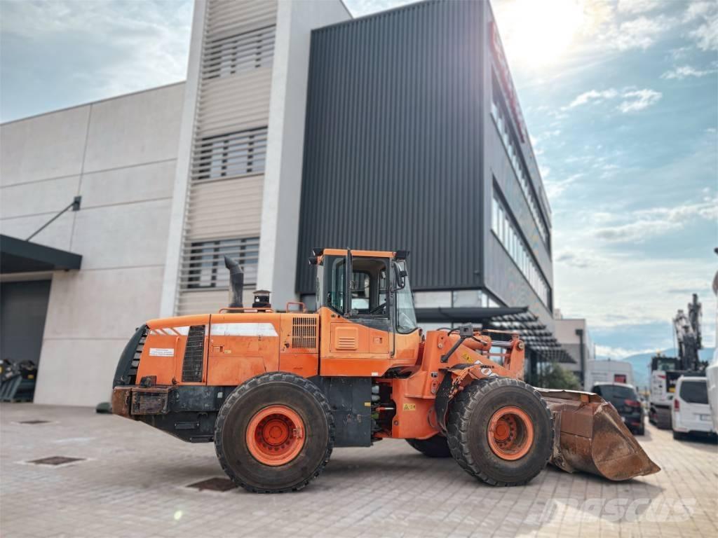 Doosan DL 300 Chargeuse sur pneus