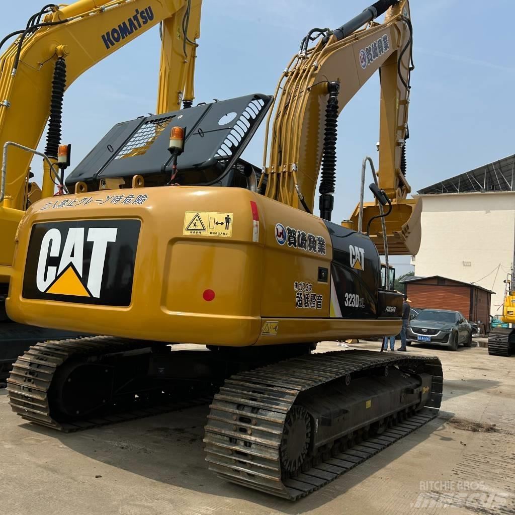 CAT 323D2L Pelle sur chenilles