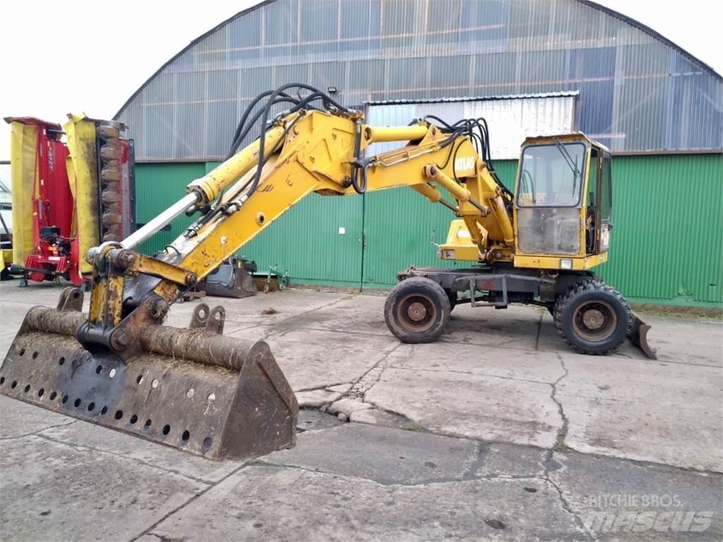 Atlas 1304 Pelle sur pneus