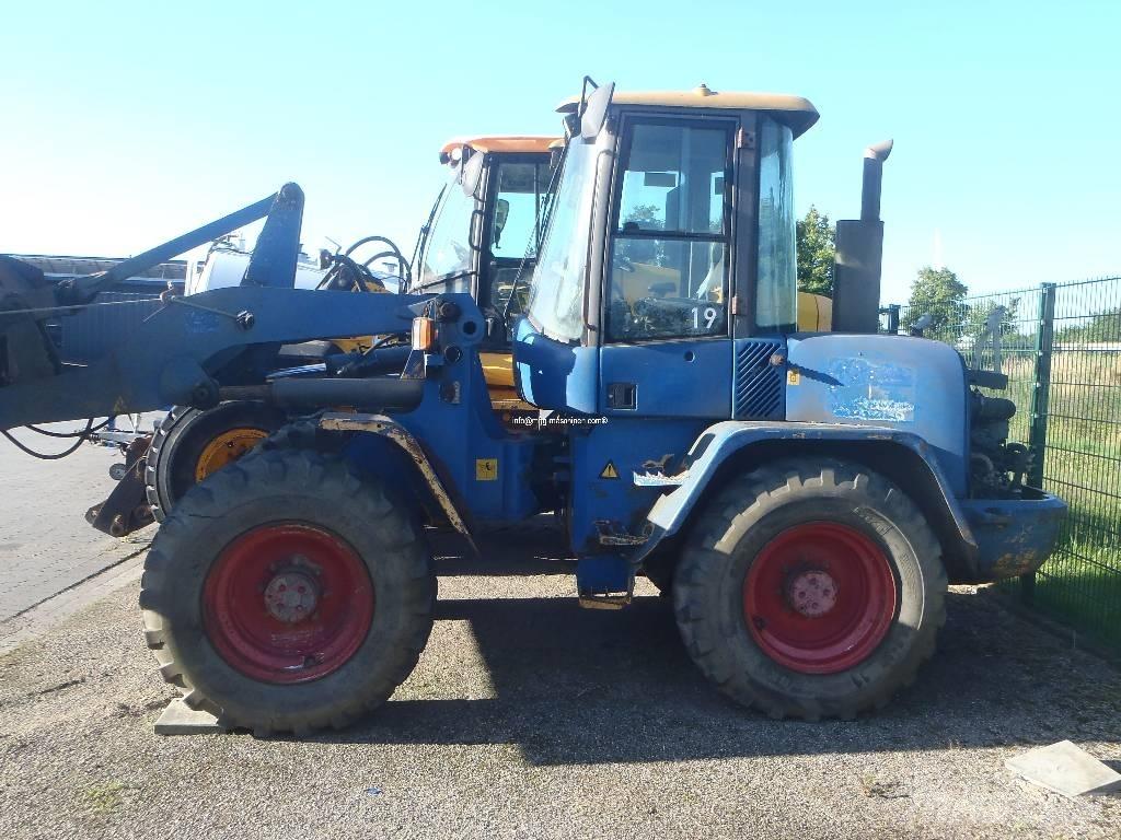 Volvo BM L45 defekt Chargeuse sur pneus