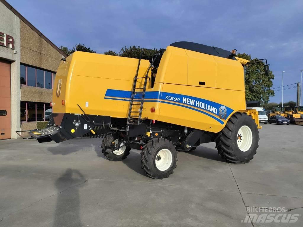 New Holland TC 5.90 Moissonneuse batteuse