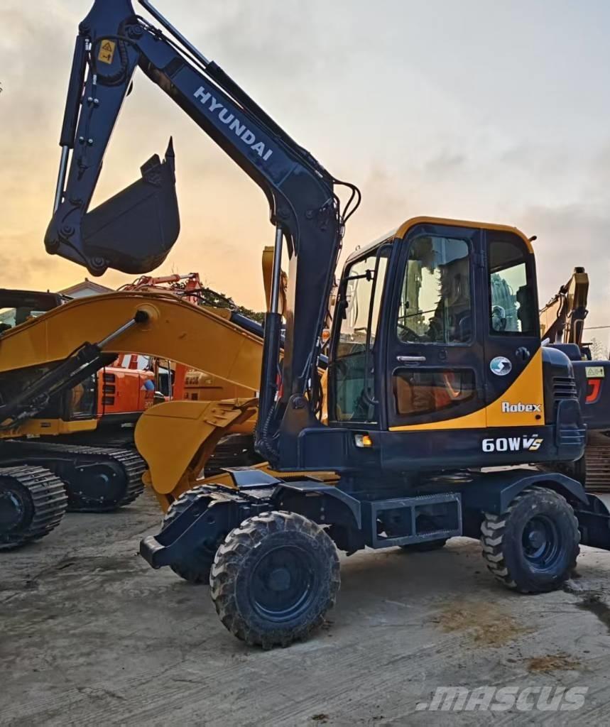 Hyundai R60W Pelle sur pneus
