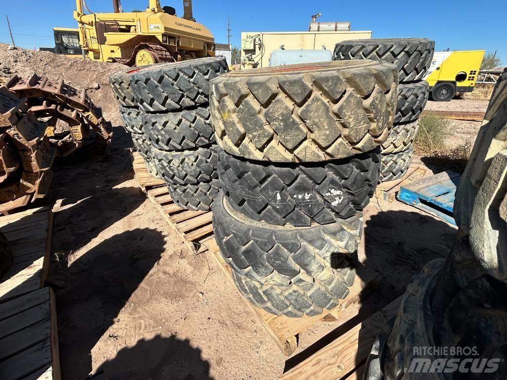 Bobcat 12x16.5 Tires Pneus, roues et jantes