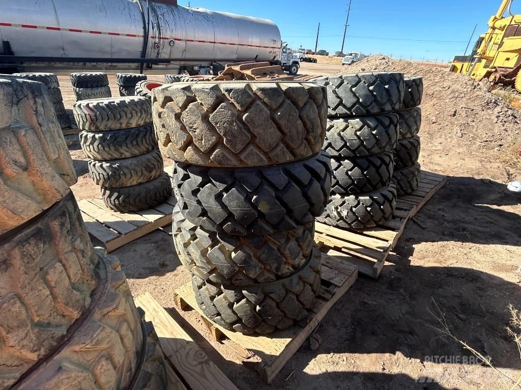 Bobcat 12x16.5 Tires Pneus, roues et jantes