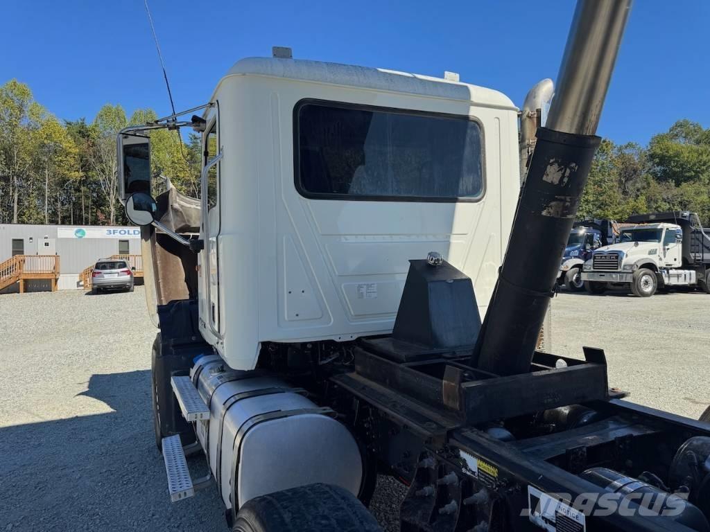 Mack GU713 Camion benne