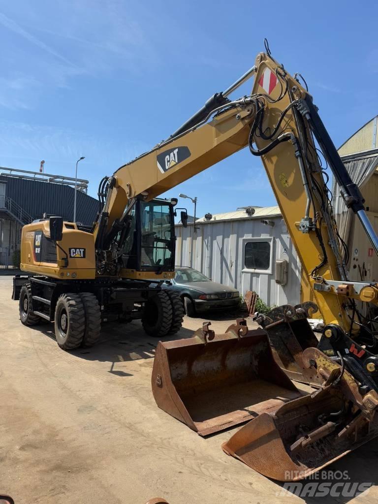 CAT M 318 F Pelle sur pneus