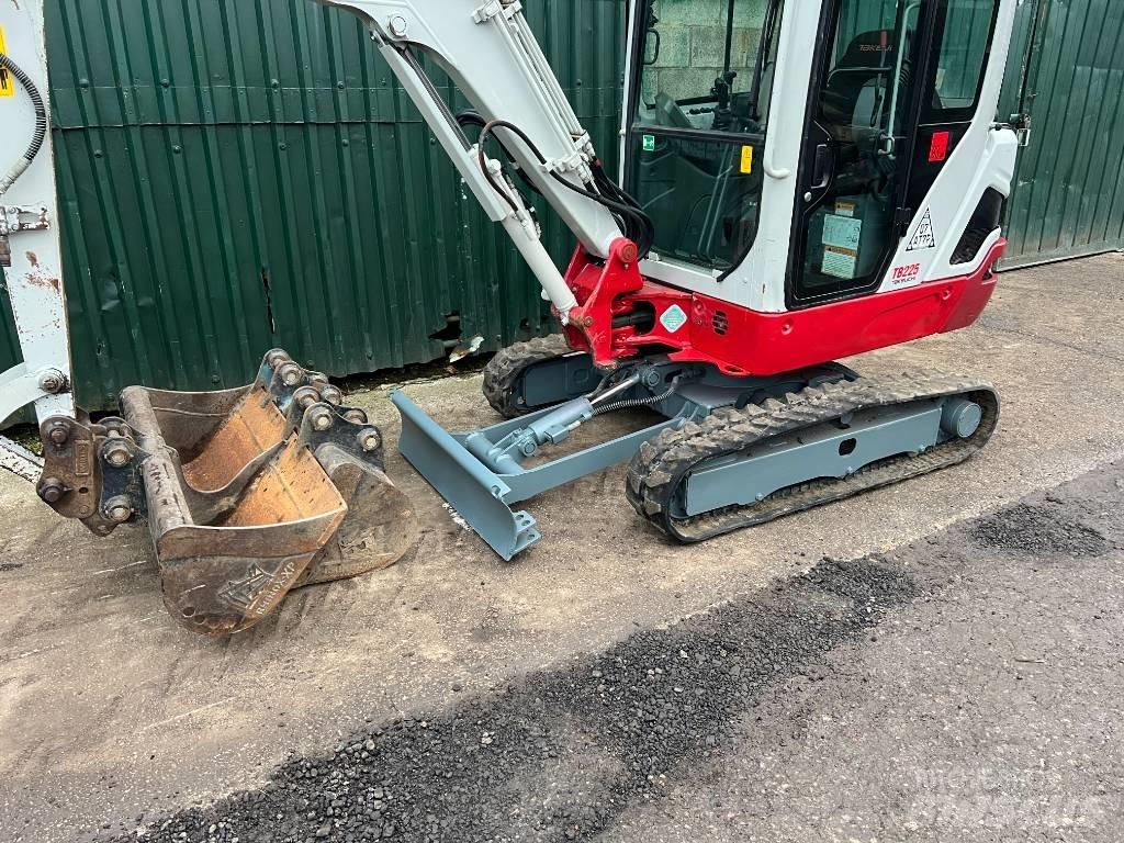 Takeuchi TB225 Mini pelle < 7t