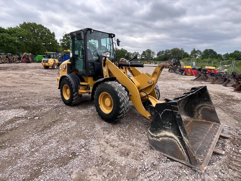 CAT 908M Chargeuse sur pneus