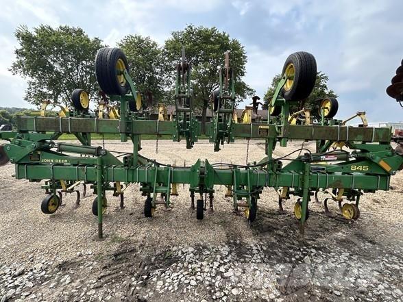 John Deere 845 Décompacteur, sarcleur