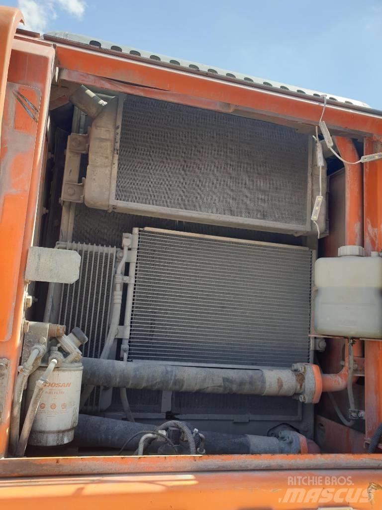 Doosan DX210WA Pelle sur pneus