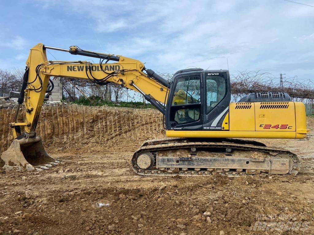 New Holland E245 Pelle sur chenilles