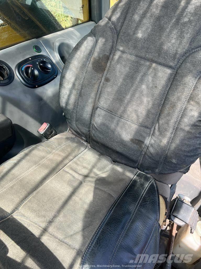 New Holland LM 1445 Chariot télescopique