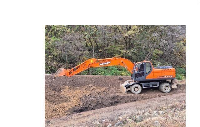Doosan DX210WA Pelle sur pneus