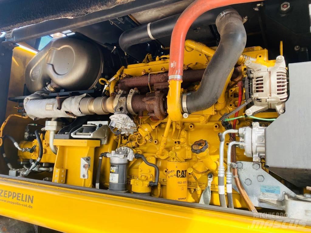 CAT mh3024 Pelle sur pneus