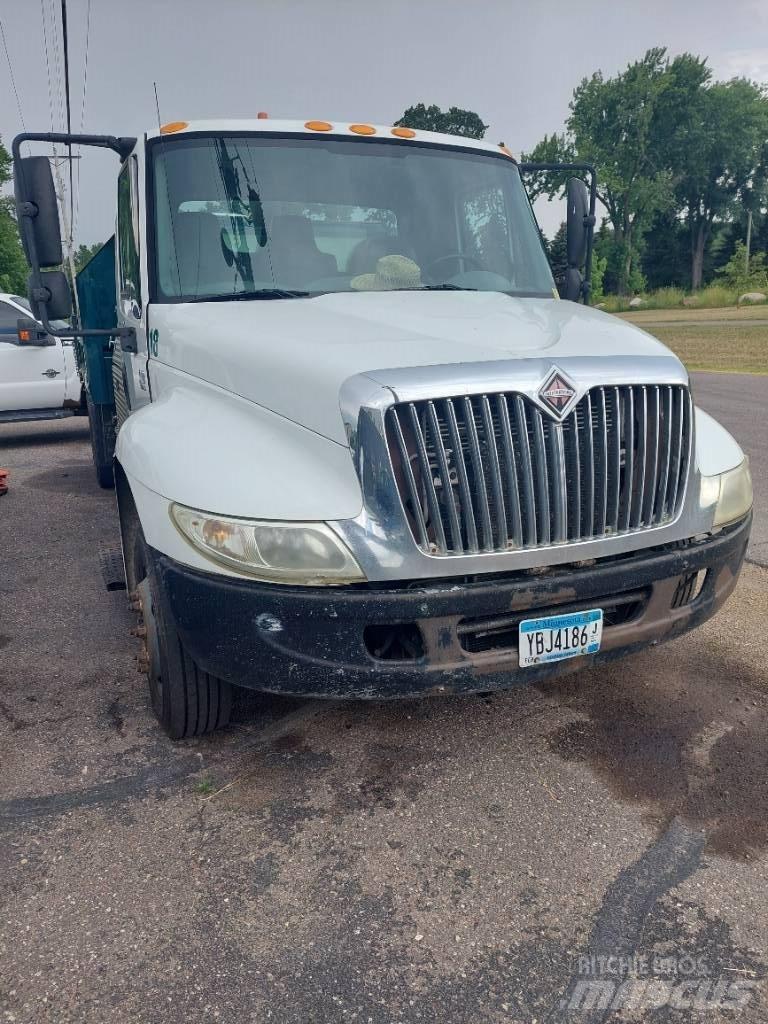 International 4200 Camion benne