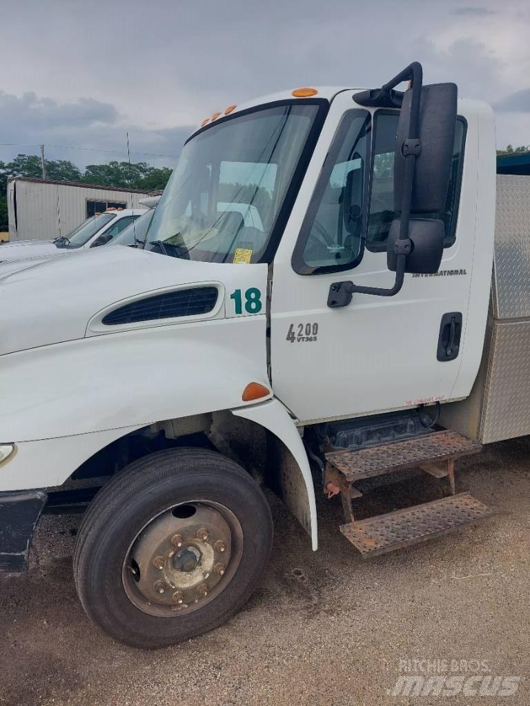 International 4200 Camion benne