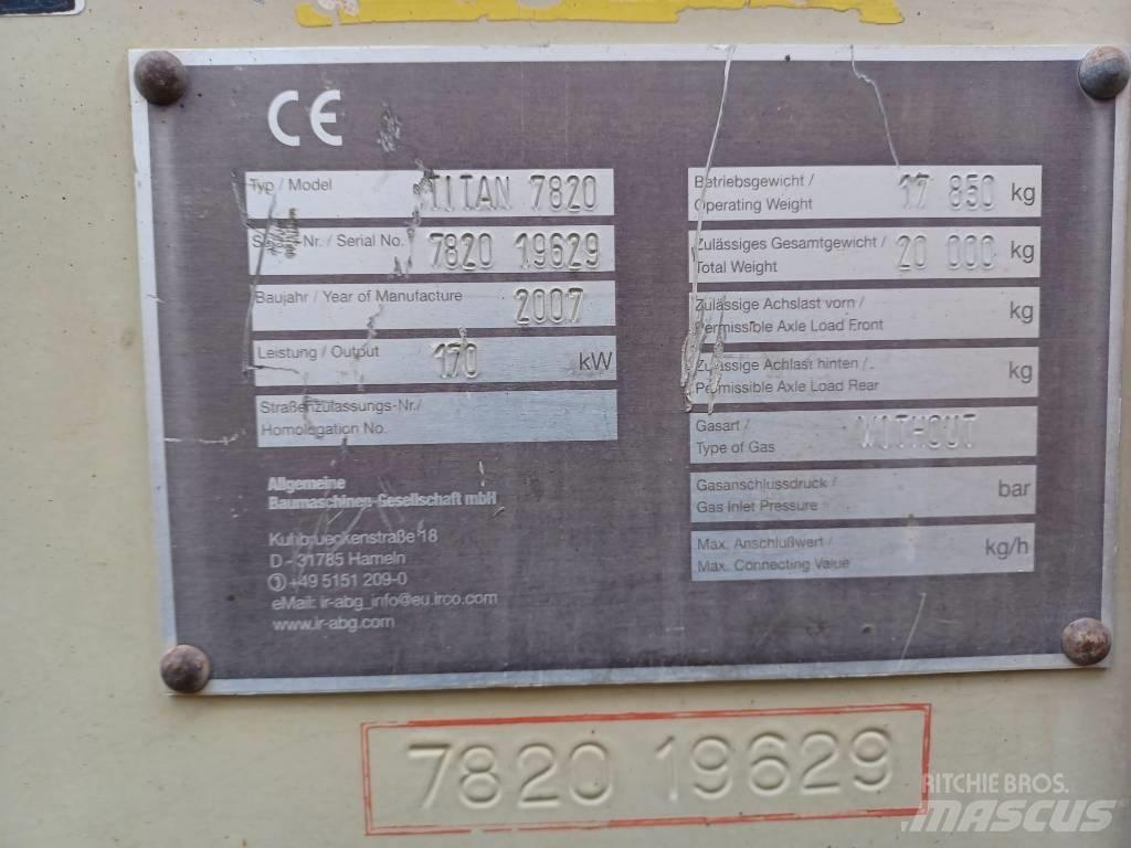 Titan 7820 Finisseur