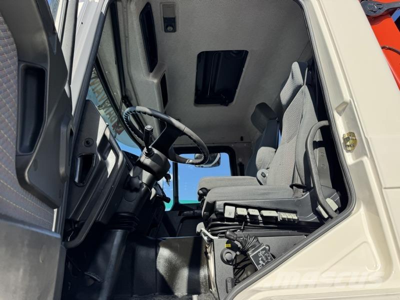 MAN 19.364 FAC Camion plateau ridelle avec grue