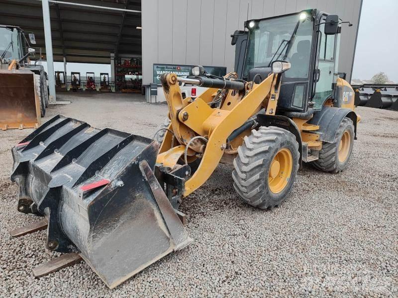 CAT 908 Chargeuse sur pneus