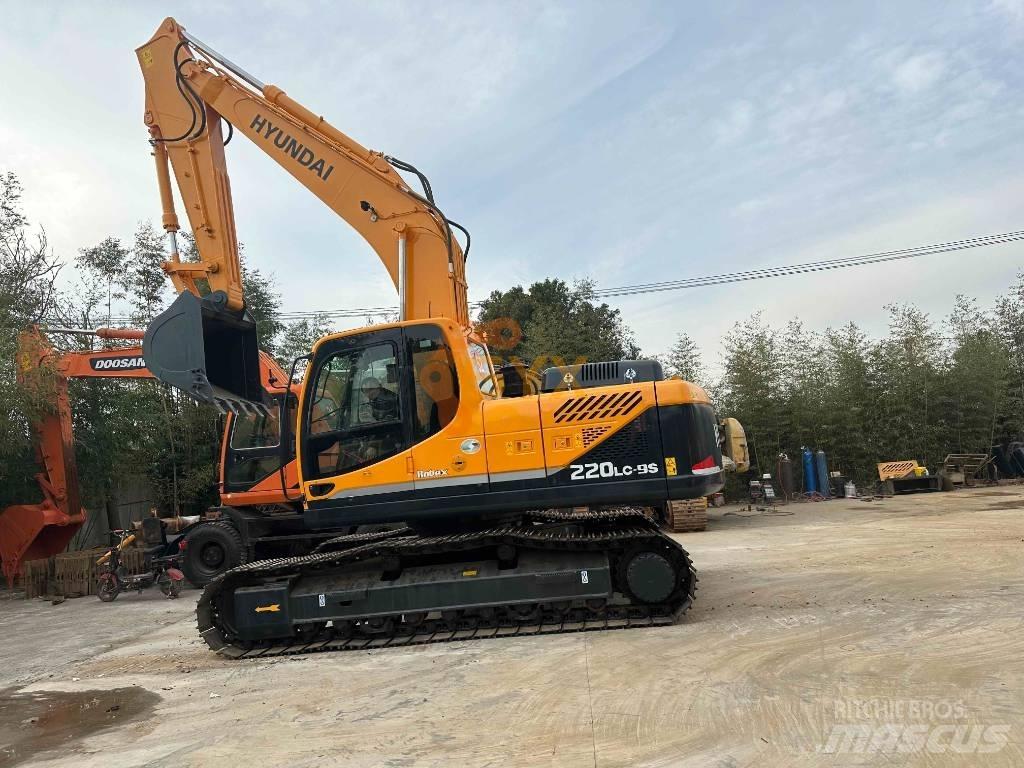 Hyundai R220 Pelle sur chenilles