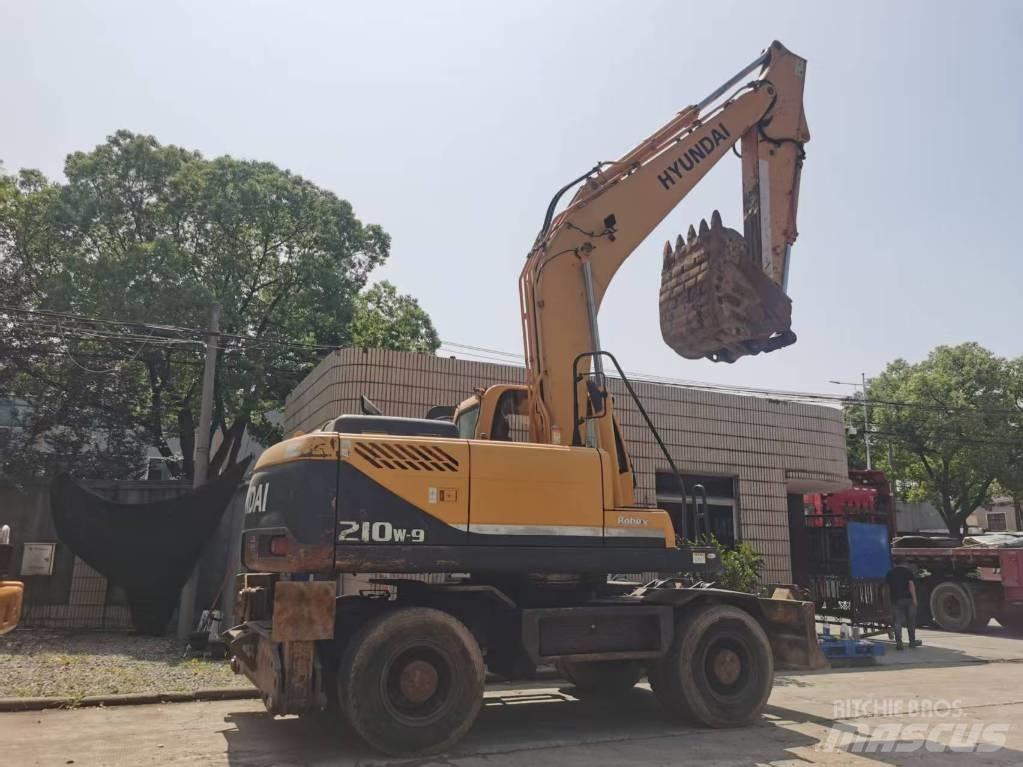Hyundai R210W-9 Pelle sur pneus