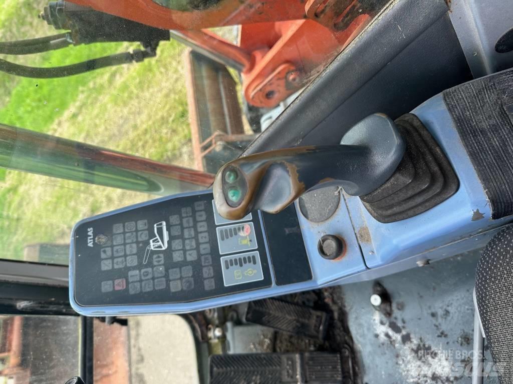 Atlas 1504M Pelle sur pneus