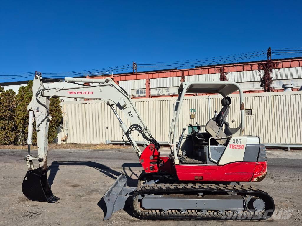 Takeuchi TB 250 Pelle sur chenilles