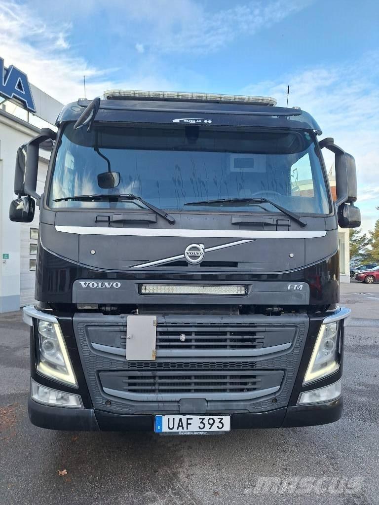 Volvo FM  6x2 Camion plateau ridelle avec grue