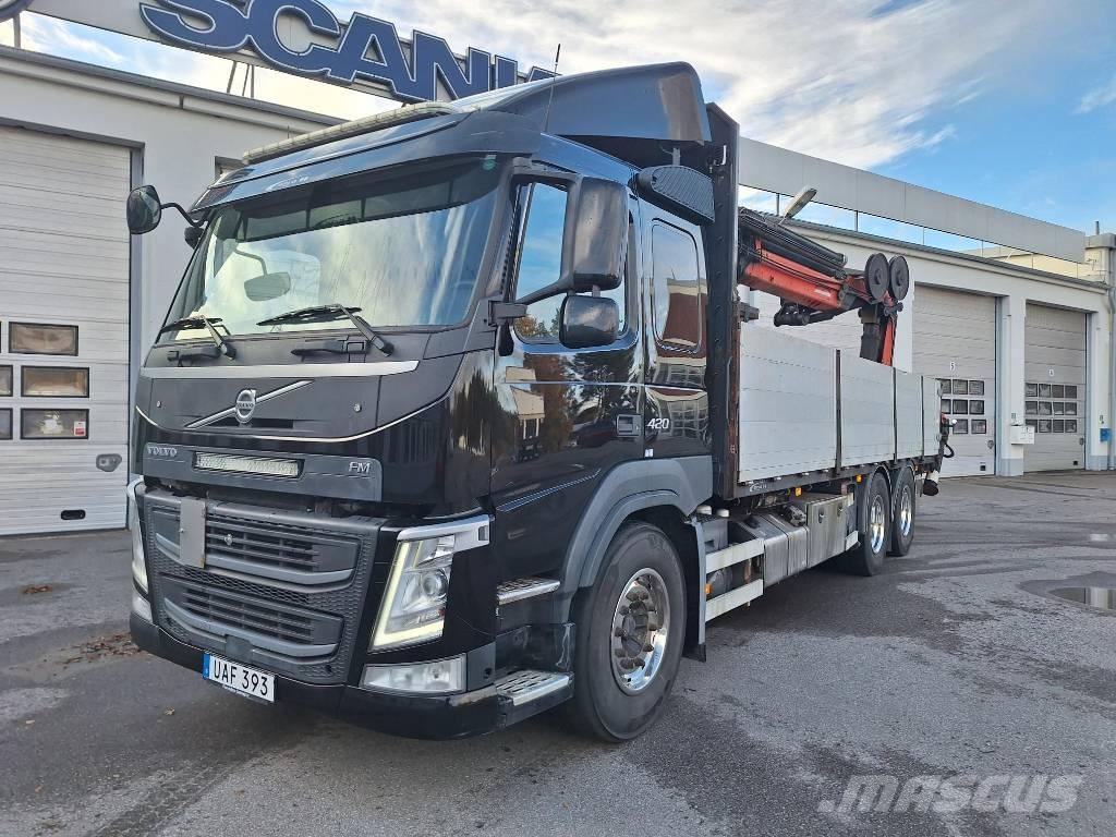 Volvo FM  6x2 Camion plateau ridelle avec grue