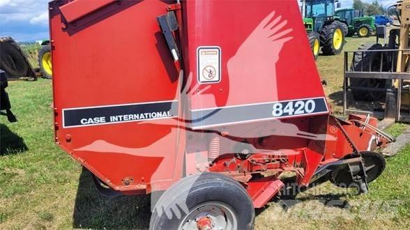 Case IH 8420 Presse à balle ronde