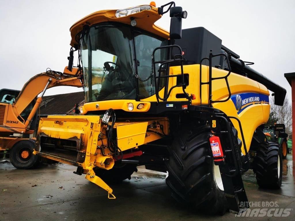 New Holland CX 8070 Moissonneuse batteuse