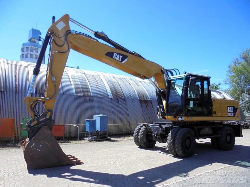 CAT M 322 D Pelle sur pneus
