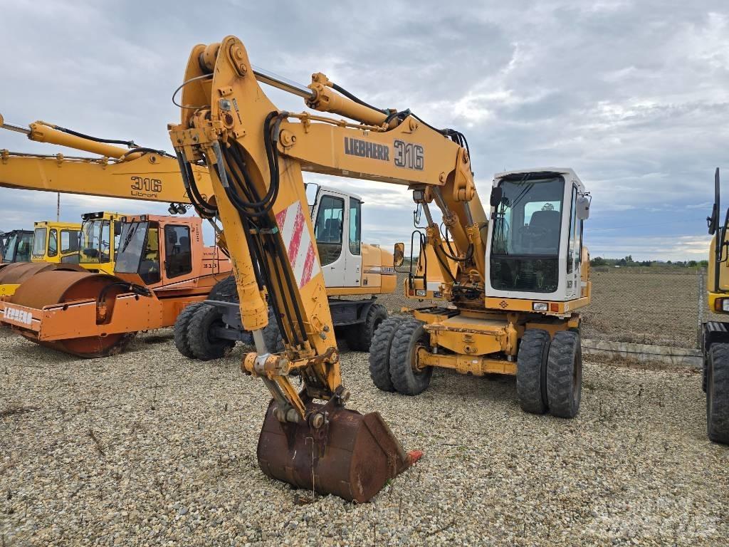 Liebherr A 316 Pelle sur pneus