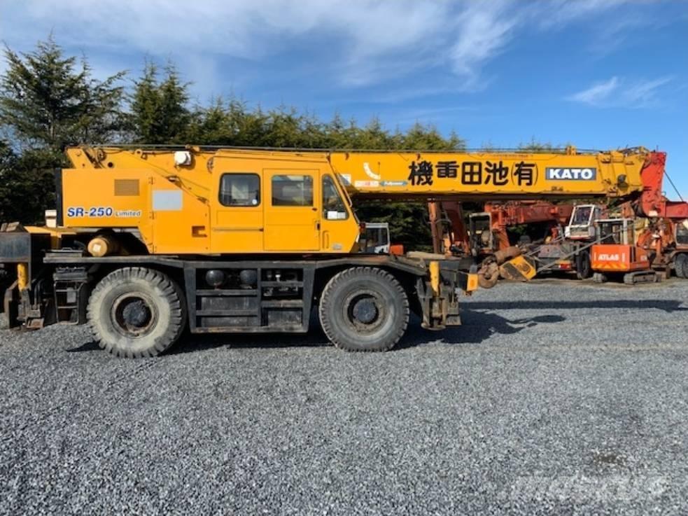 Kato KR 30 H Grues tout terrain