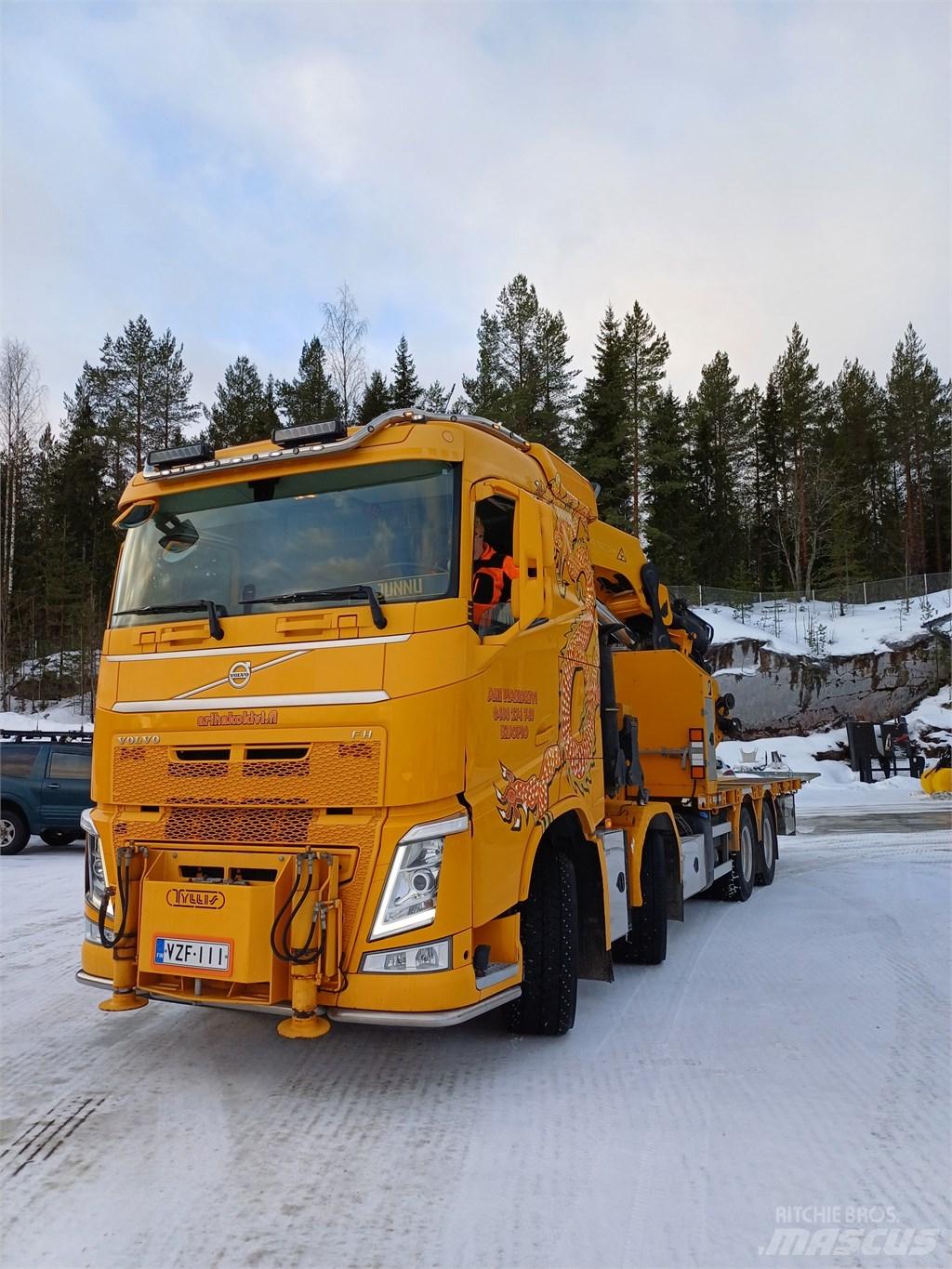 Volvo FH 540 Camion plateau ridelle avec grue