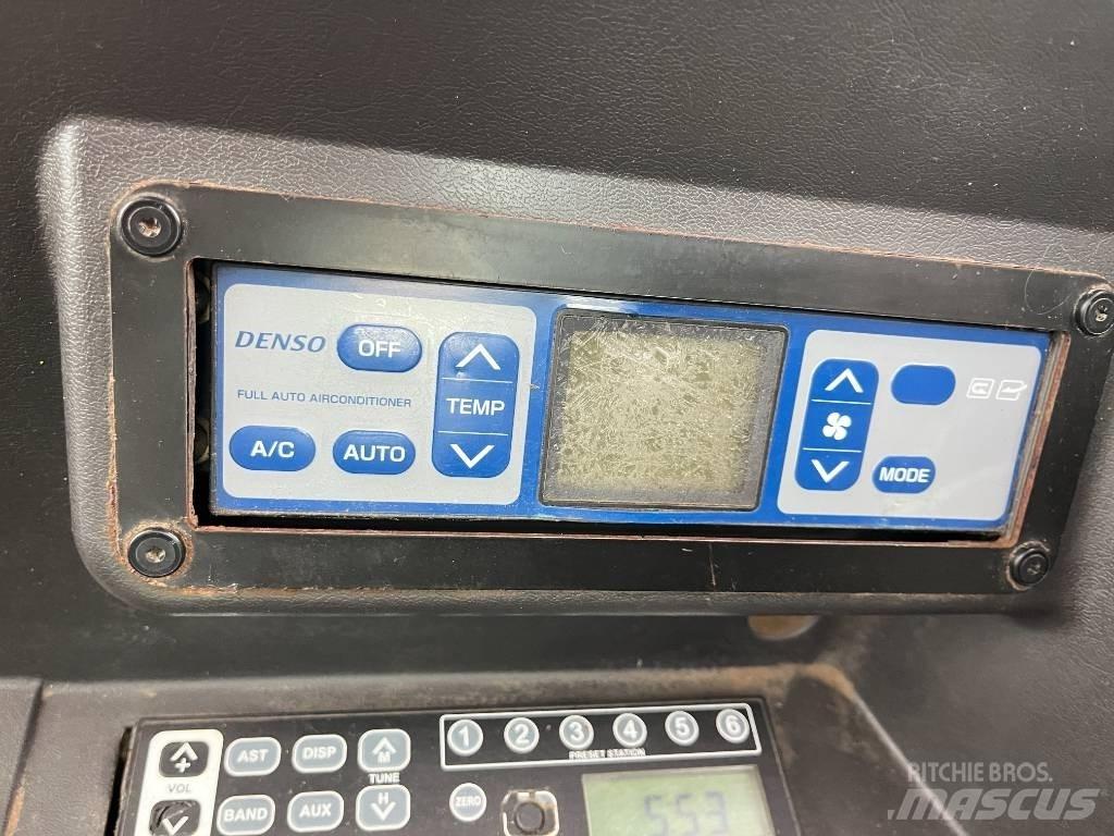 Takeuchi TB 295W Pelle sur pneus