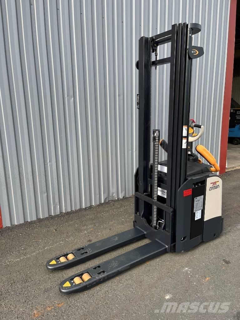 Crown ETi 4000-1.2 Gerbeur accompagnant