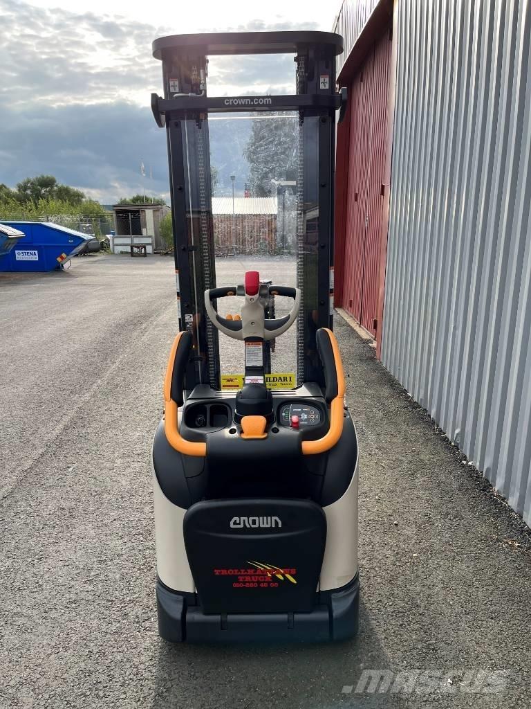 Crown ETi 4000-1.2 Gerbeur accompagnant