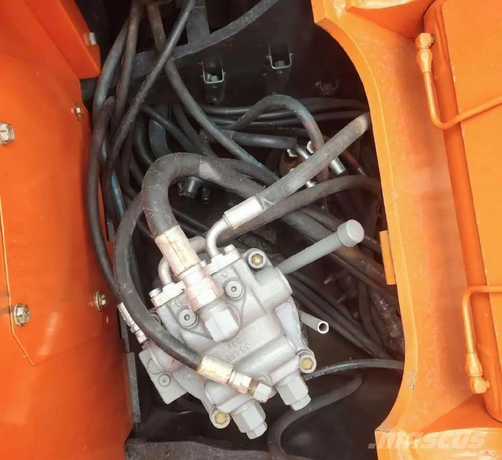 Hitachi 135US-6 Pelle sur chenilles