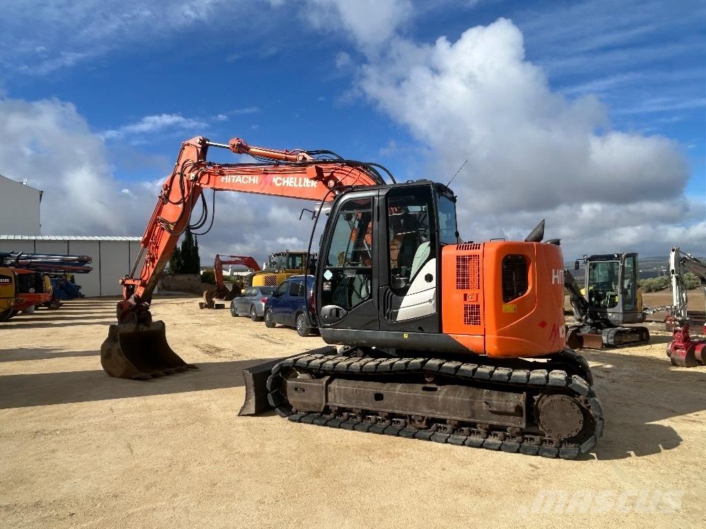 Hitachi ZX 135 Pelle sur chenilles