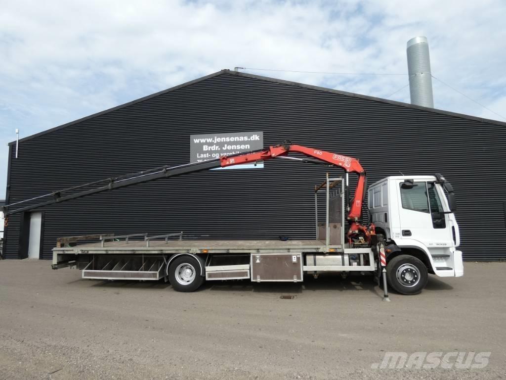 Iveco 150E 25 Camion plateau ridelle avec grue