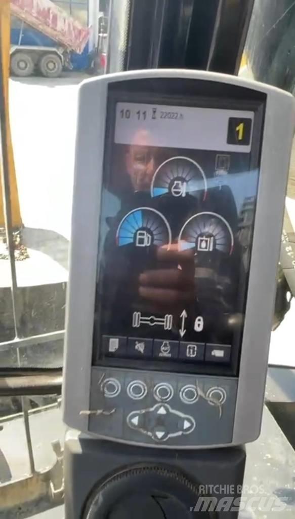 CAT 318D MH Pelle sur pneus