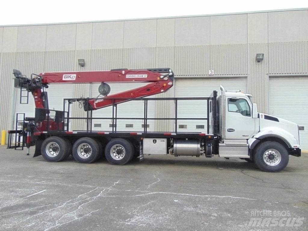 BIK FC-67 Camion plateau ridelle avec grue