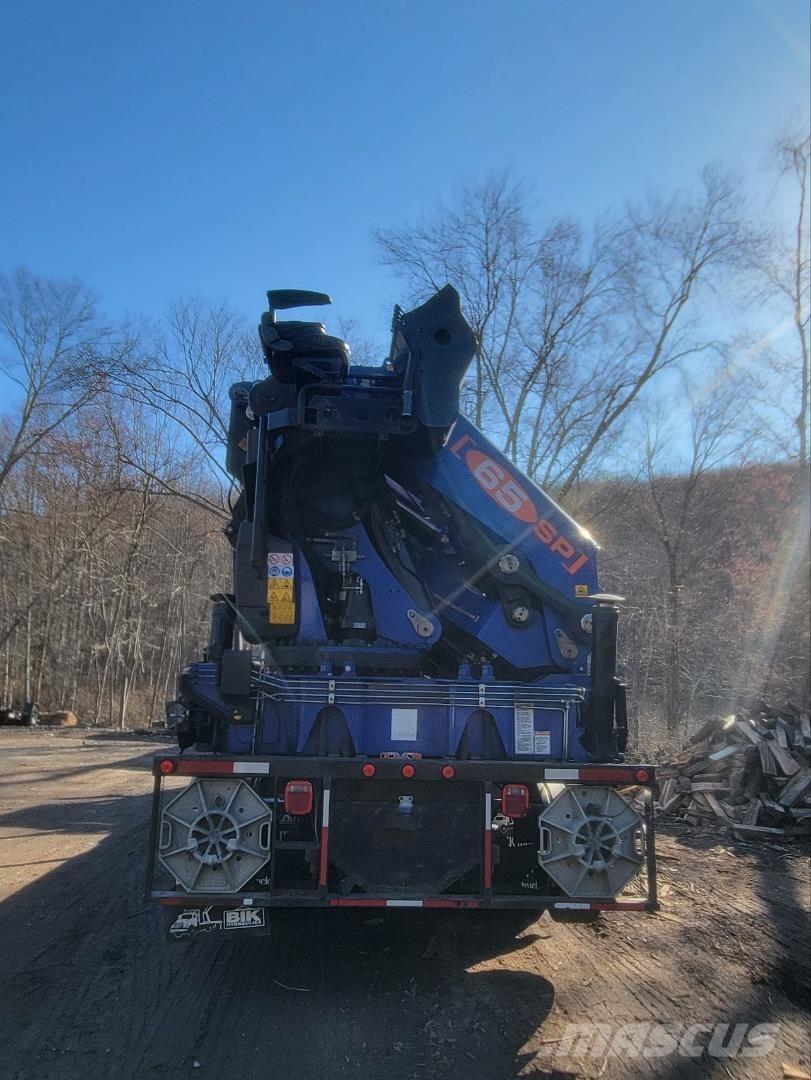 BIK TC-106 Camion plateau ridelle avec grue