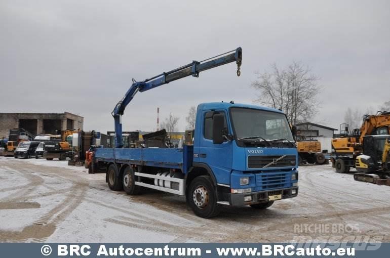 Volvo FM7 Camion plateau ridelle avec grue
