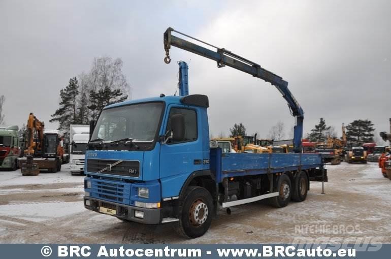 Volvo FM7 Camion plateau ridelle avec grue